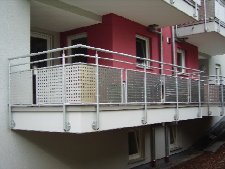 Mehrfamilienhaus mit Balkongeländer aus Stahl und Füllung aus Aluminiumblechen. (3) Mehrfamilienhaus mit Balkongeländer aus Stahl und Füllung aus Aluminiumblechen. (3)